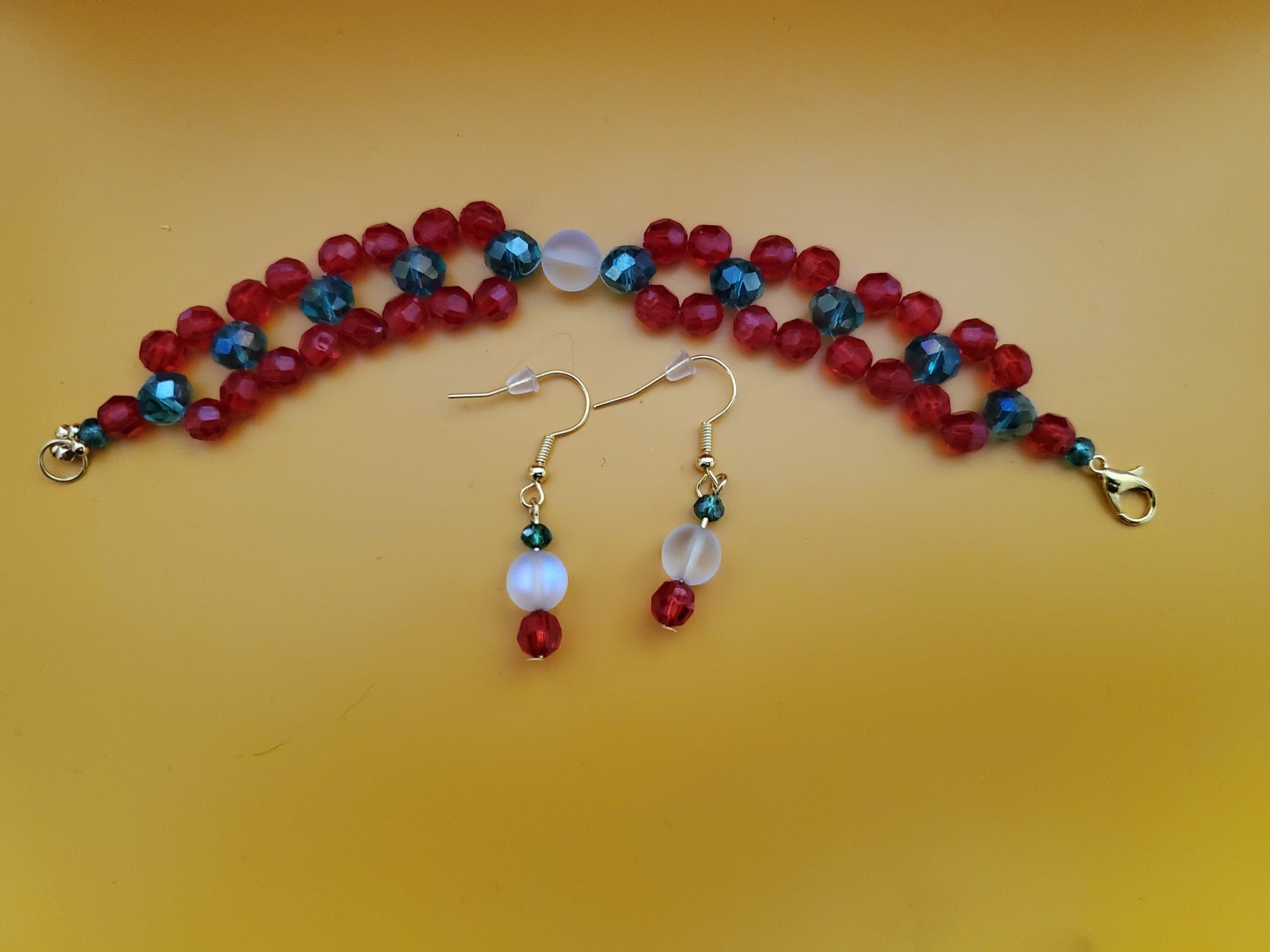 Exquisite red, white and green holiday set bracelet/earring set