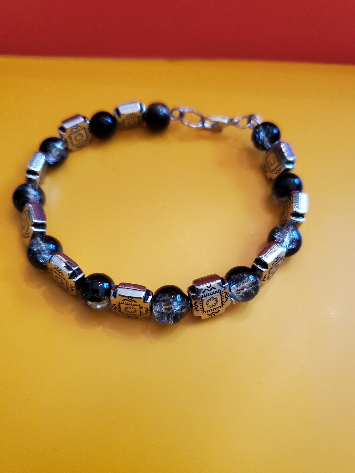 Black/white bead Bracelet 6.5" - Arts & Scraps