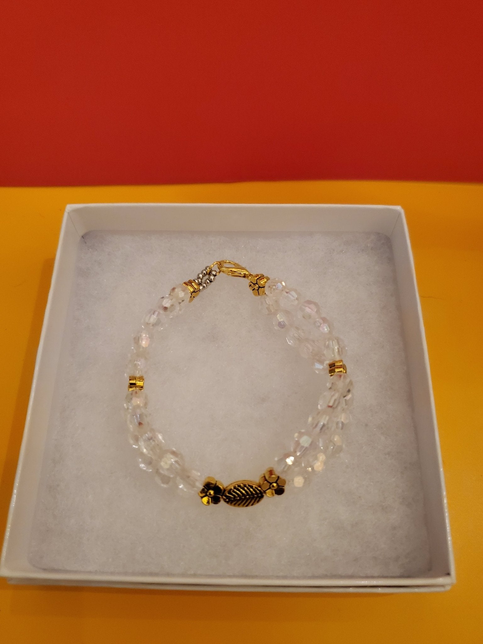 Bracelet w/leaf center - Arts & Scraps