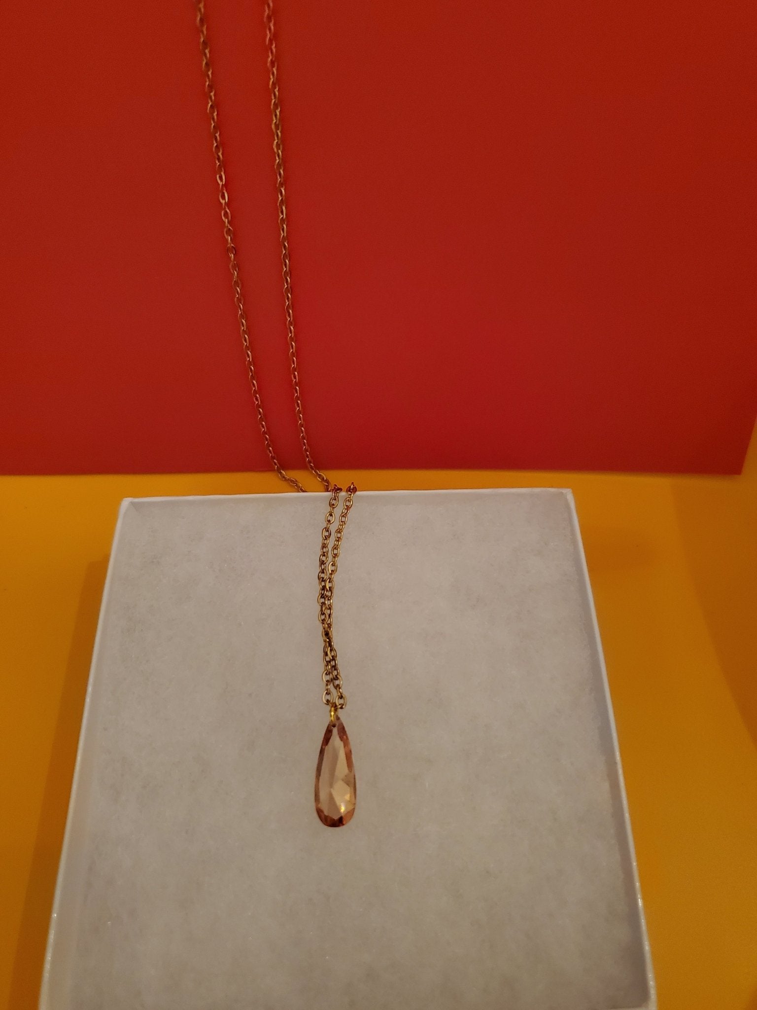Champagne necklace - Arts & Scraps