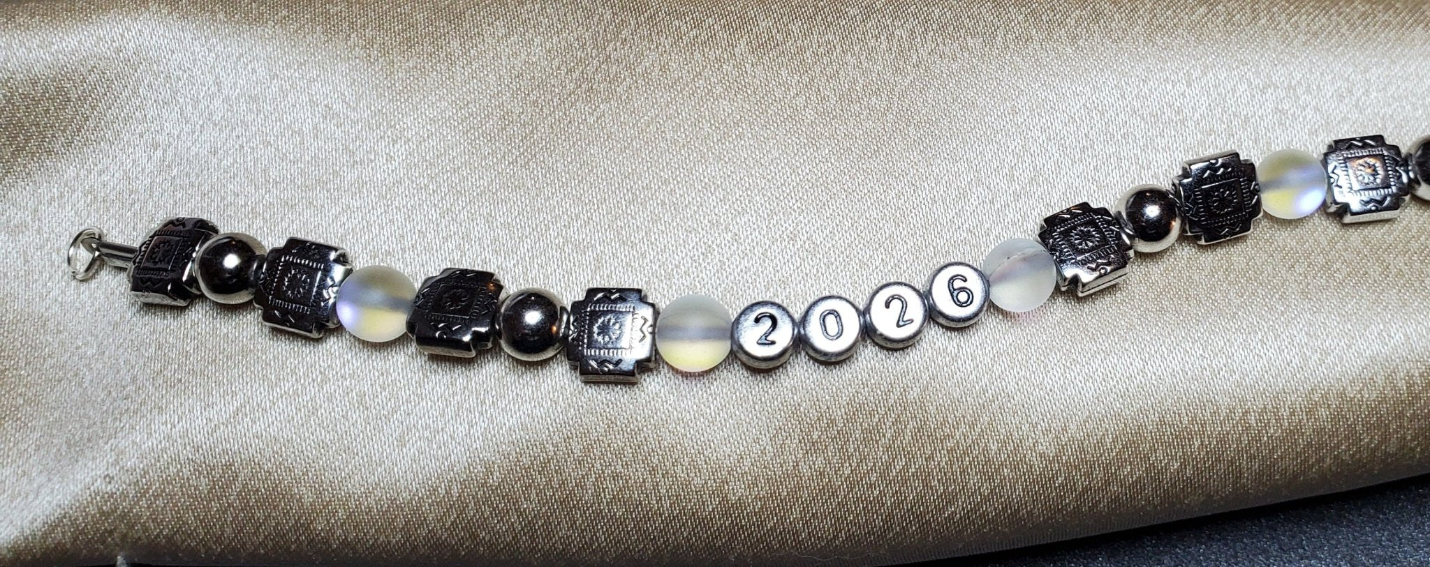 Class of 2026 silver tone glass bead bracelet - Arts & Scraps