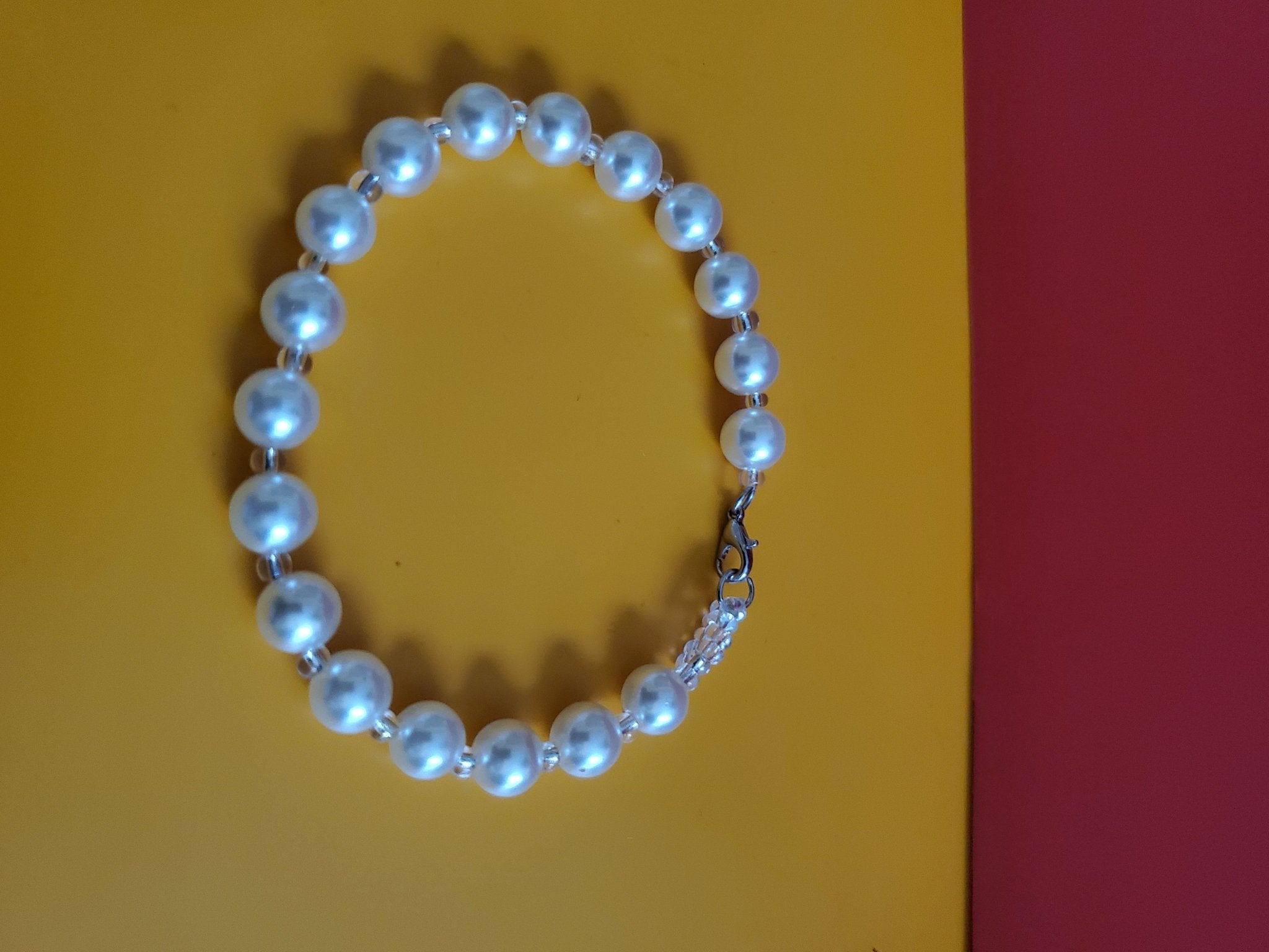 Elegant pearl bracelet w/glass beads - Arts & Scraps