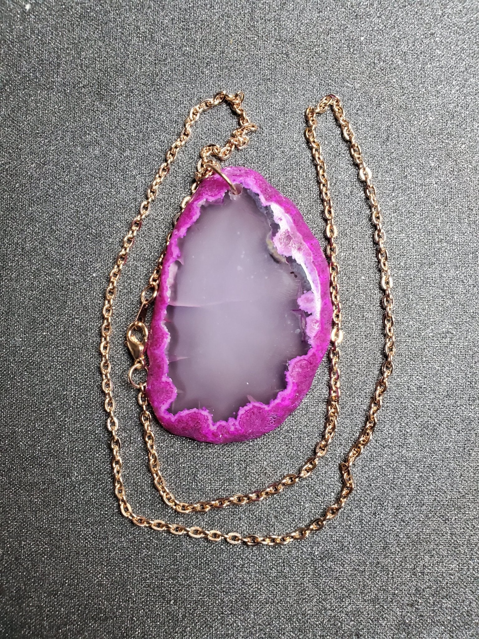 Fabulous Agate fuschia slice pendant necklace. - Arts & Scraps