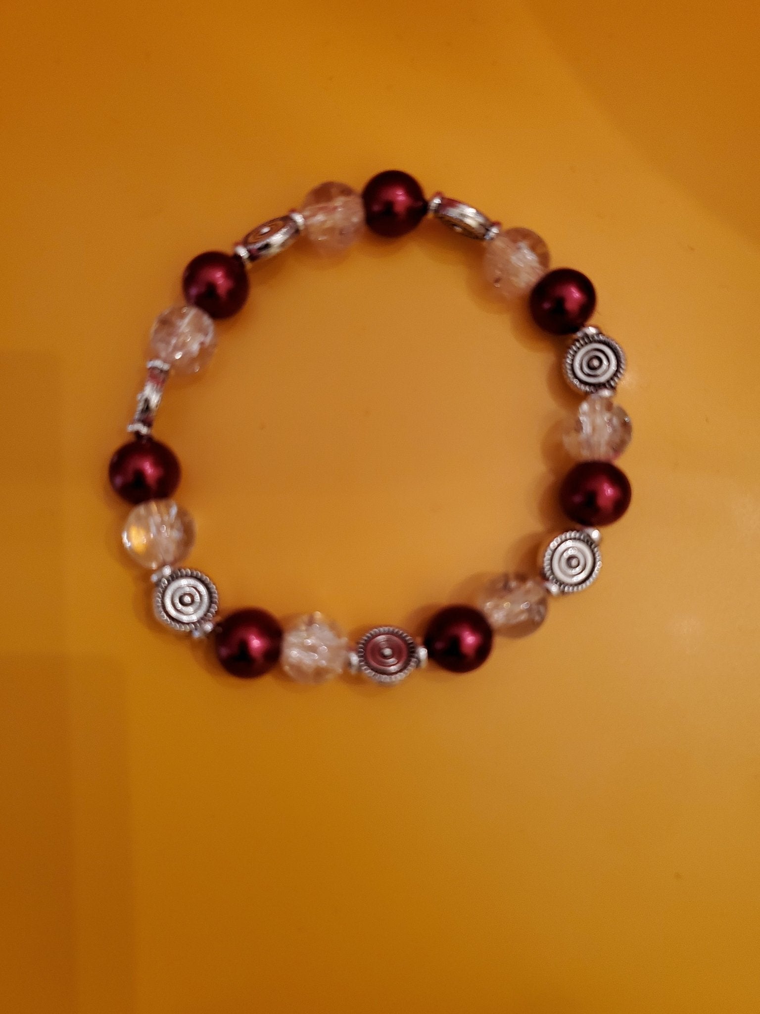 Playful "candy" bracelet red and white beads - Arts & Scraps