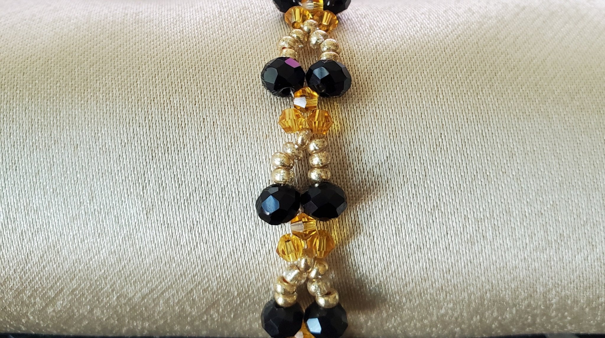 Sleek black and gold glass bead bracelet - Arts & Scraps