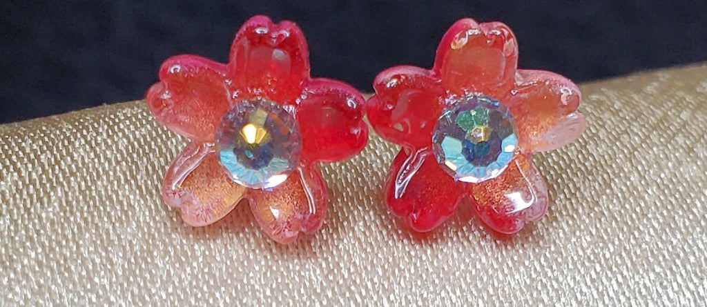 Tiny cute pink/red flower stud earrings - Arts & Scraps