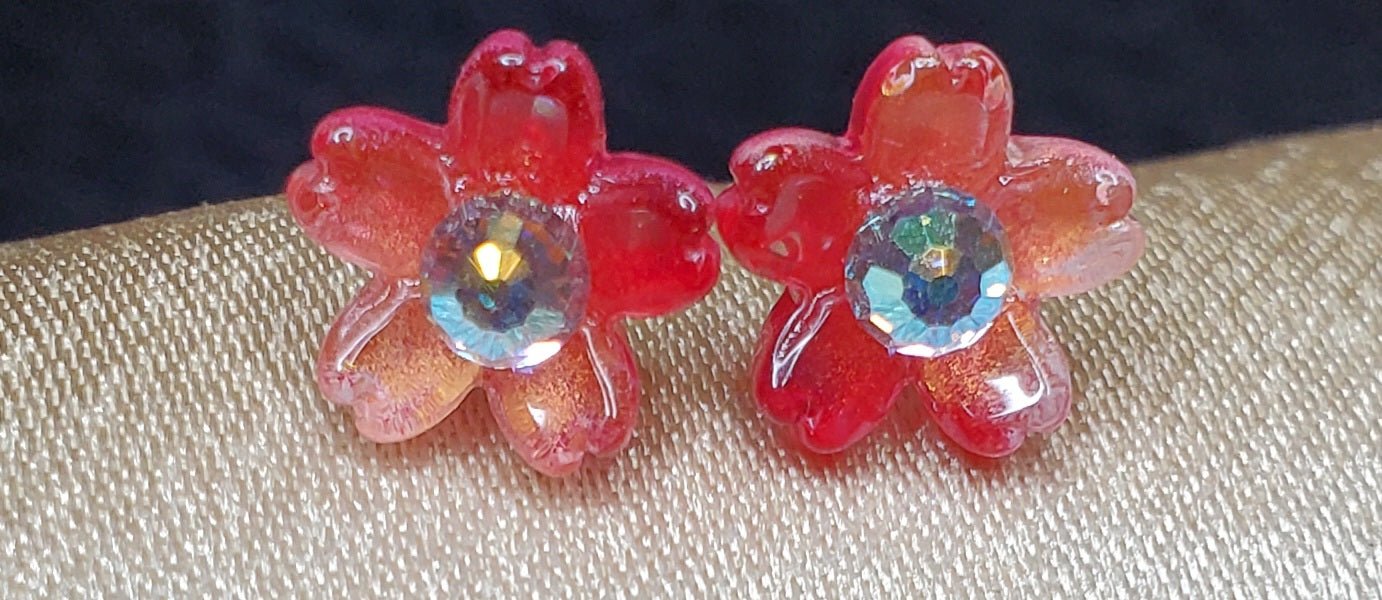 Tiny cute pink/red flower stud earrings - Arts & Scraps