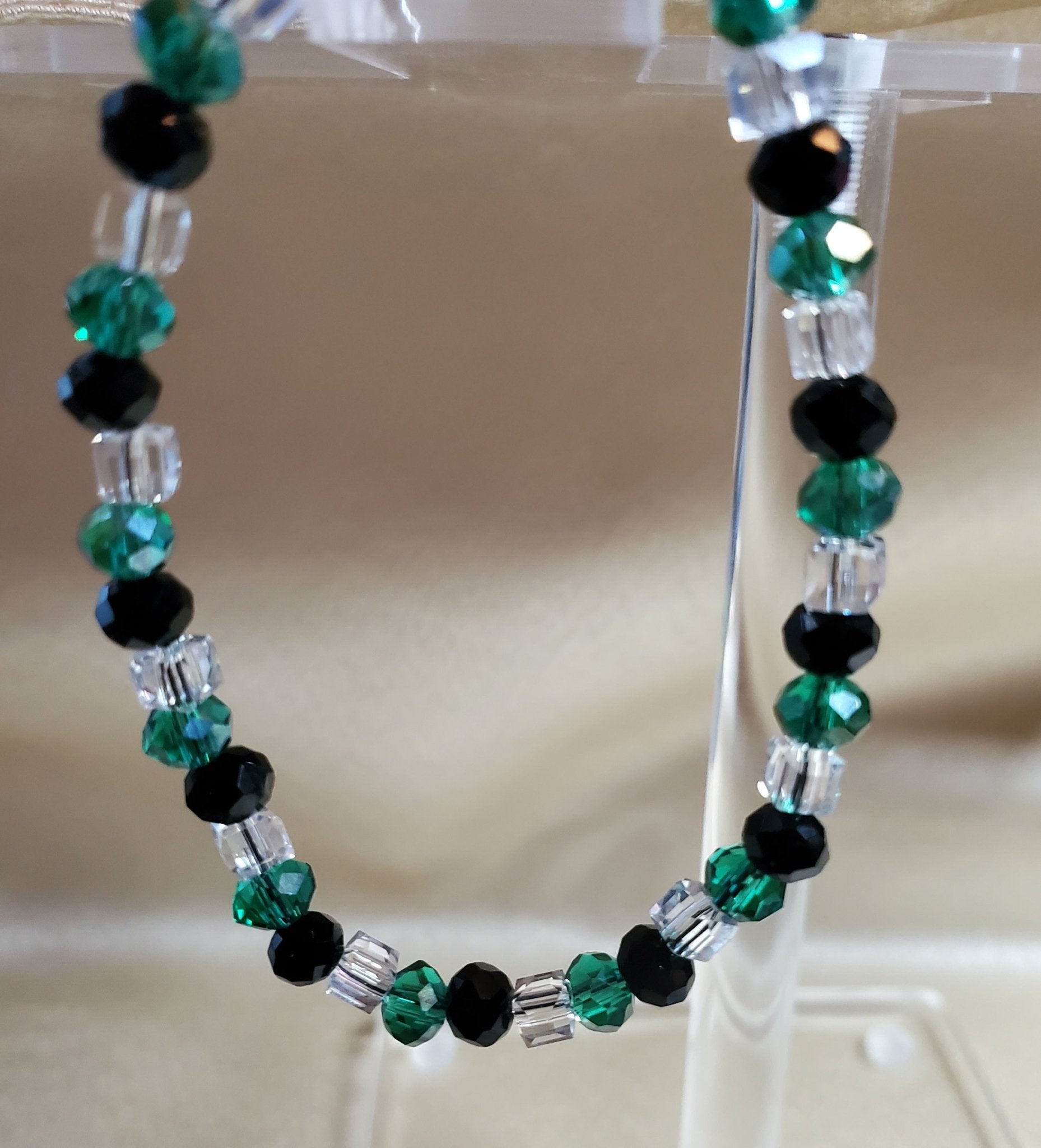 Versatile black, green, and clear 7" beaded bracelet - Arts & Scraps