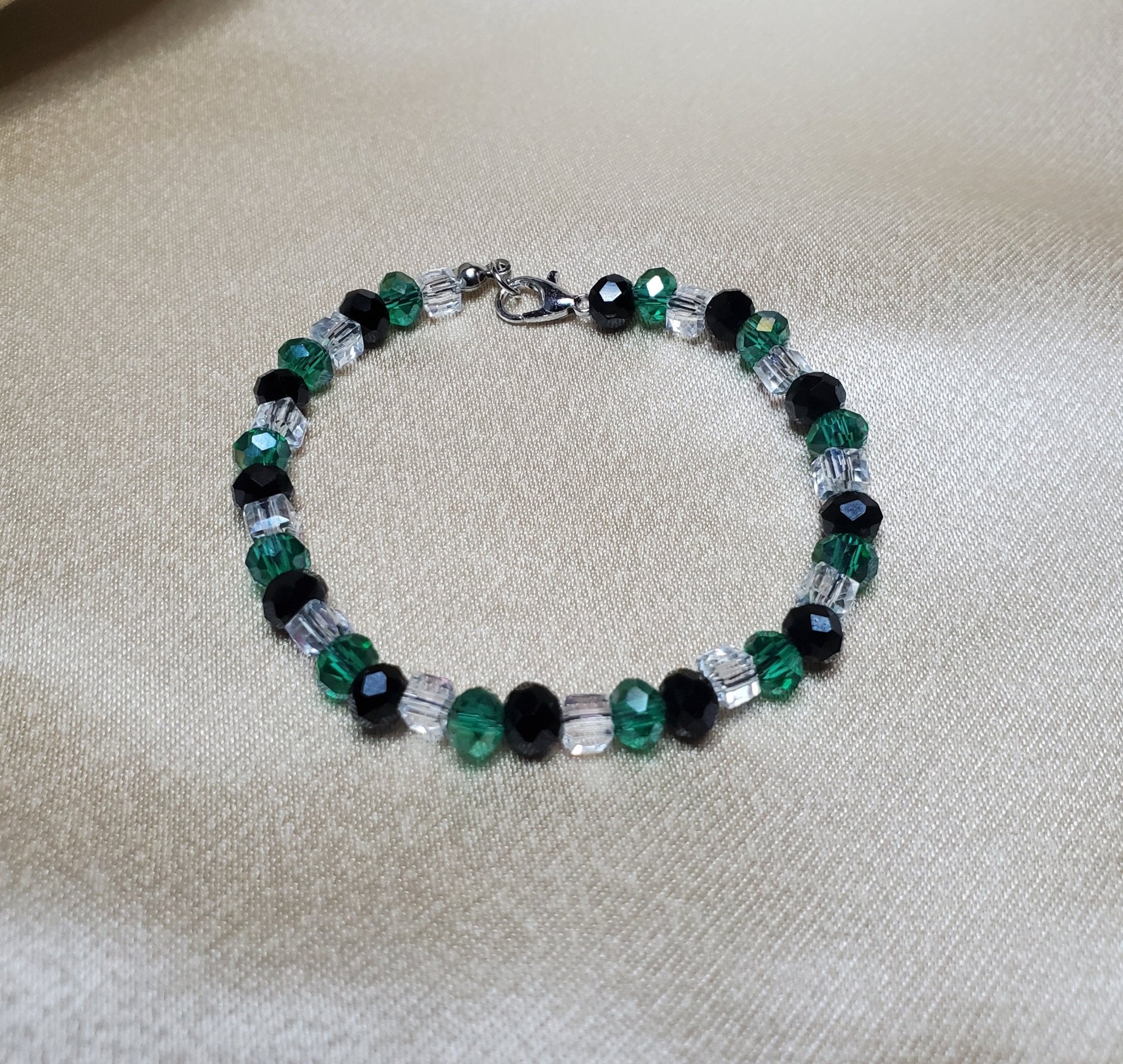 Versatile black, green, and clear 7" beaded bracelet - Arts & Scraps